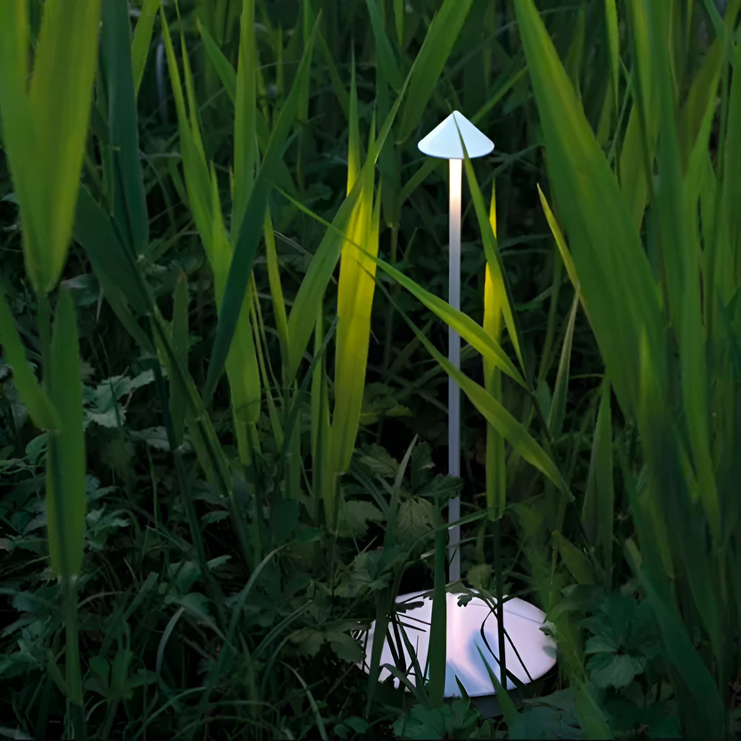 LumiNest Bordlampe – Trådløs Elegance til Moderne Hjem