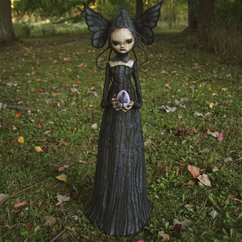 Malvora – Gothisk Halloween Heksefigur med Stok