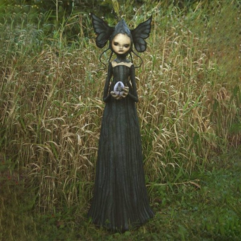 Malvora – Gothisk Halloween Heksefigur med Stok