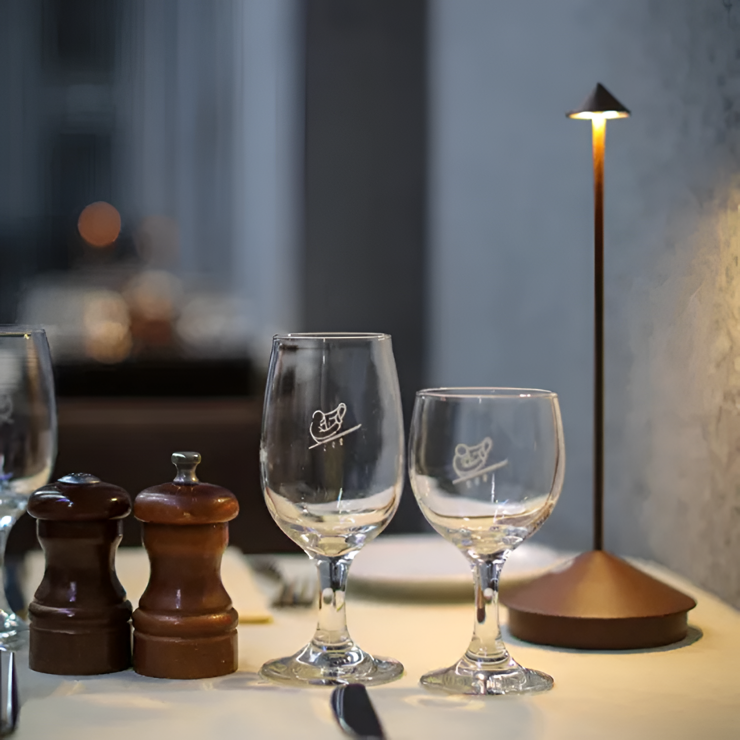 LumiNest Bordlampe – Trådløs Elegance til Moderne Hjem Bronze