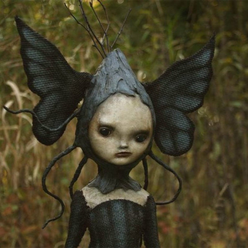 Malvora – Gothisk Halloween Heksefigur med Stok