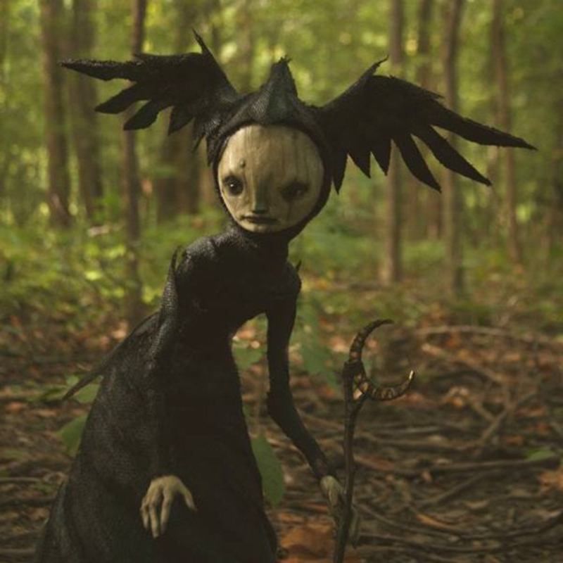 Malvora – Gothisk Halloween Heksefigur med Stok