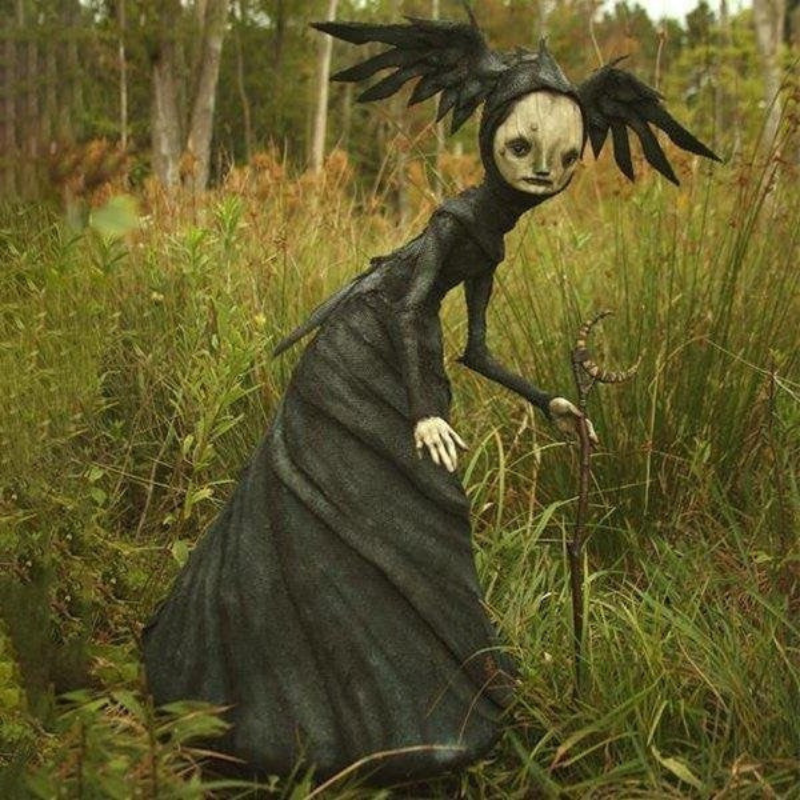 Malvora – Gothisk Halloween Heksefigur med Stok