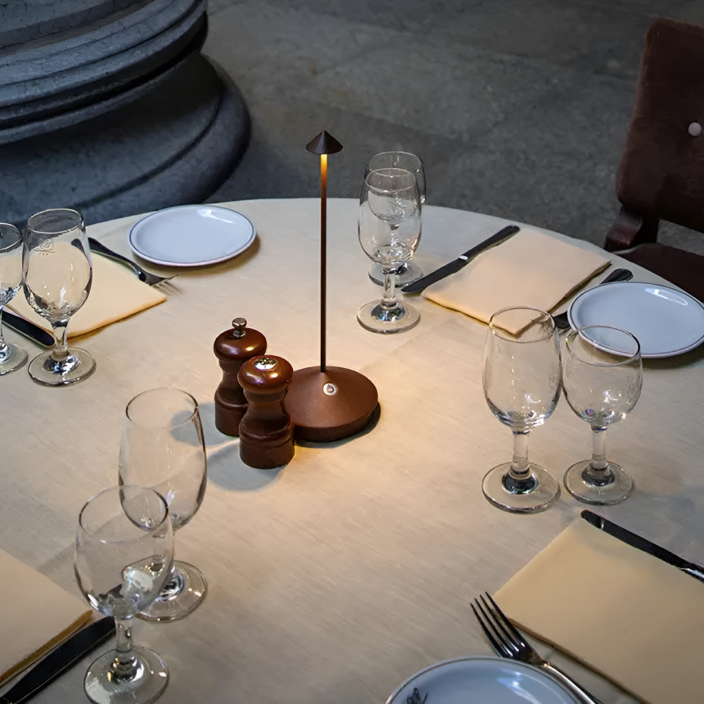LumiNest Bordlampe – Trådløs Elegance til Moderne Hjem