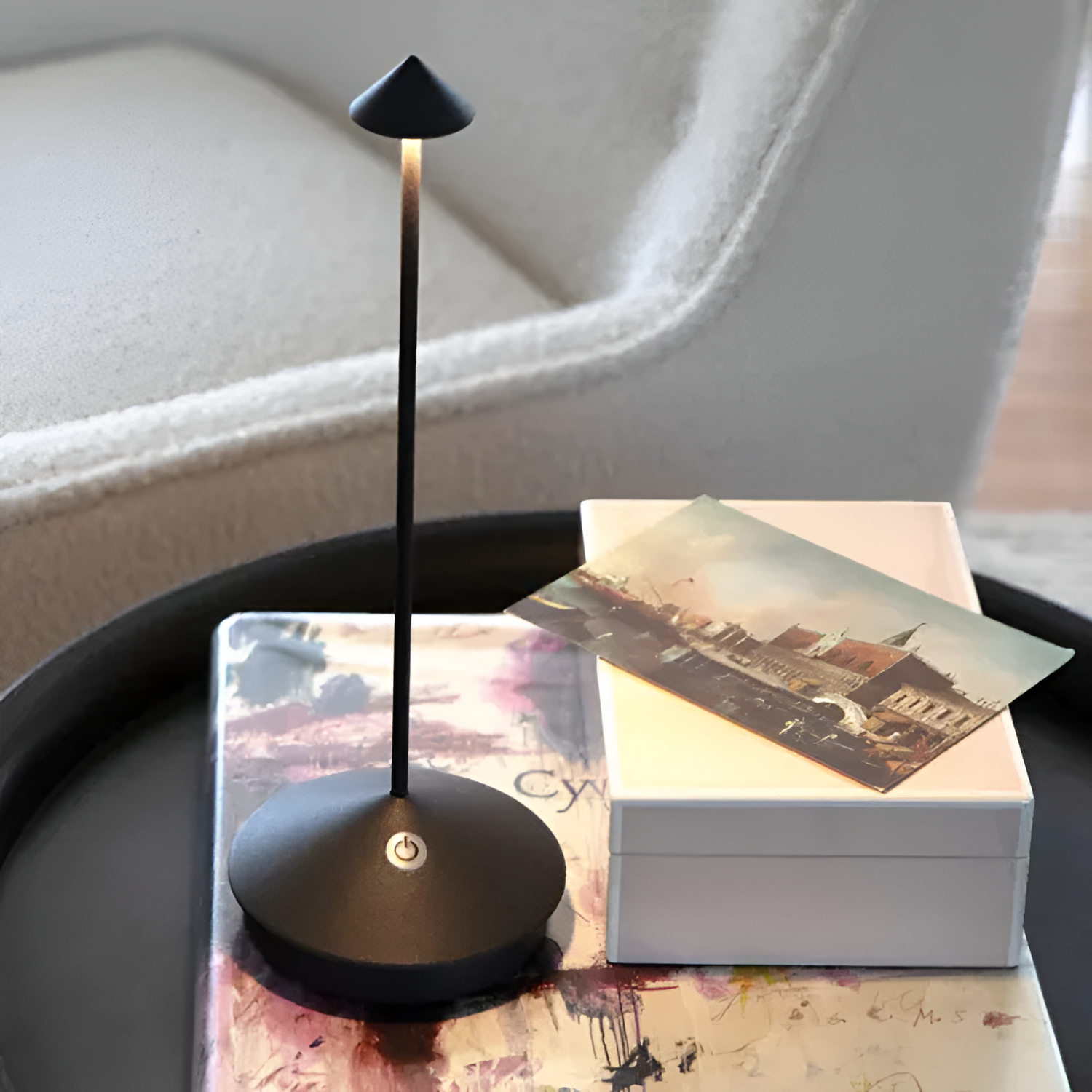 LumiNest Bordlampe – Trådløs Elegance til Moderne Hjem