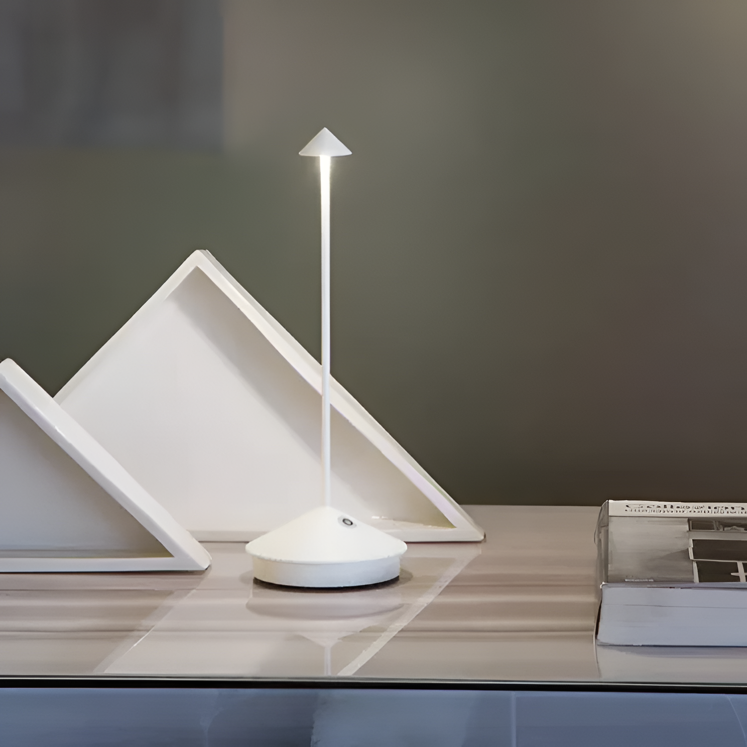 LumiNest Bordlampe – Trådløs Elegance til Moderne Hjem Hvid