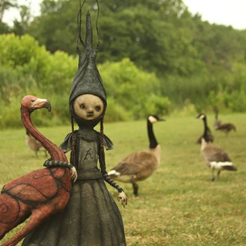 Malvora – Gothisk Halloween Heksefigur med Stok