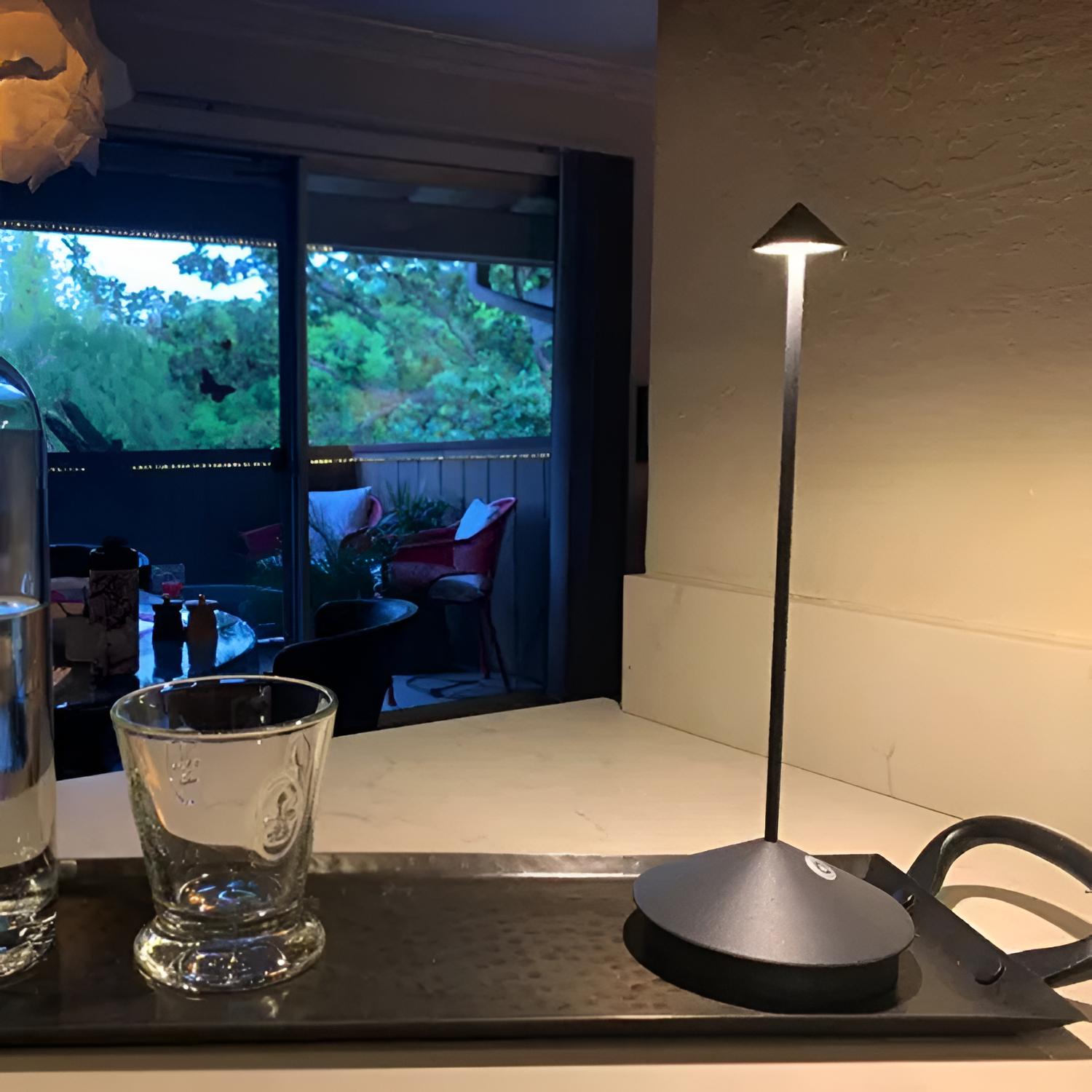 LumiNest Bordlampe – Trådløs Elegance til Moderne Hjem Grå