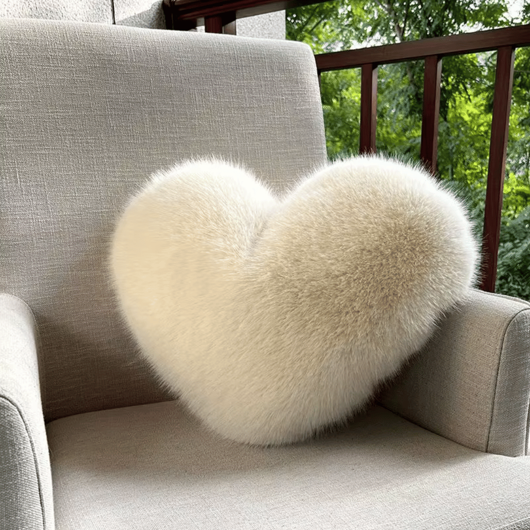 CozyHeart - Hjerteformet Pyntepude i Kunstpels Beige