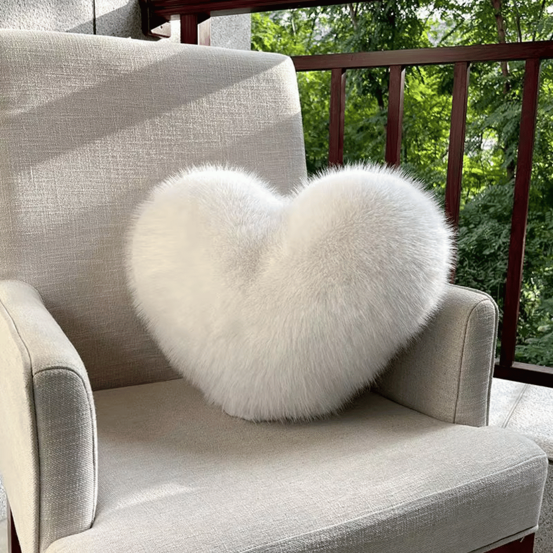 CozyHeart - Hjerteformet Pyntepude i Kunstpels Hvid