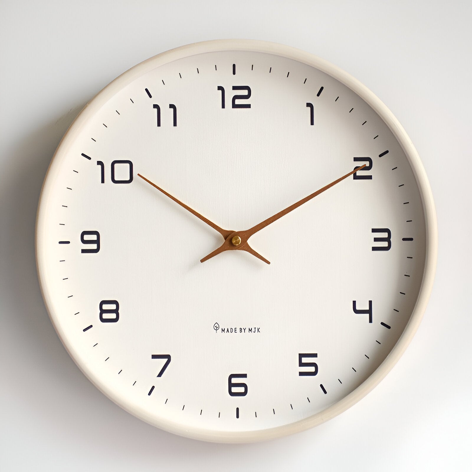 EleQuartz Uhr | Runde Wanduhr - Nordische Holz Wanduhr