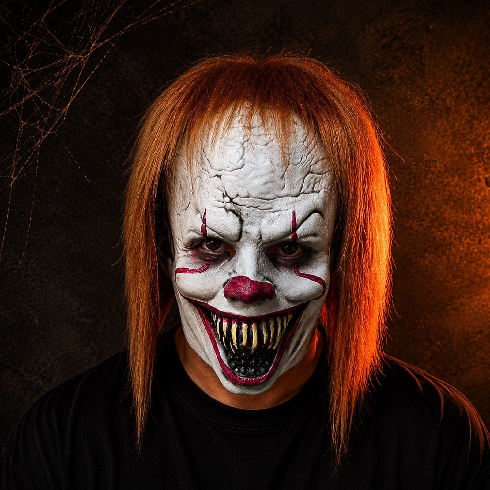 GrimClown – Halloween Clownmaske med Orange Hår og Tænder