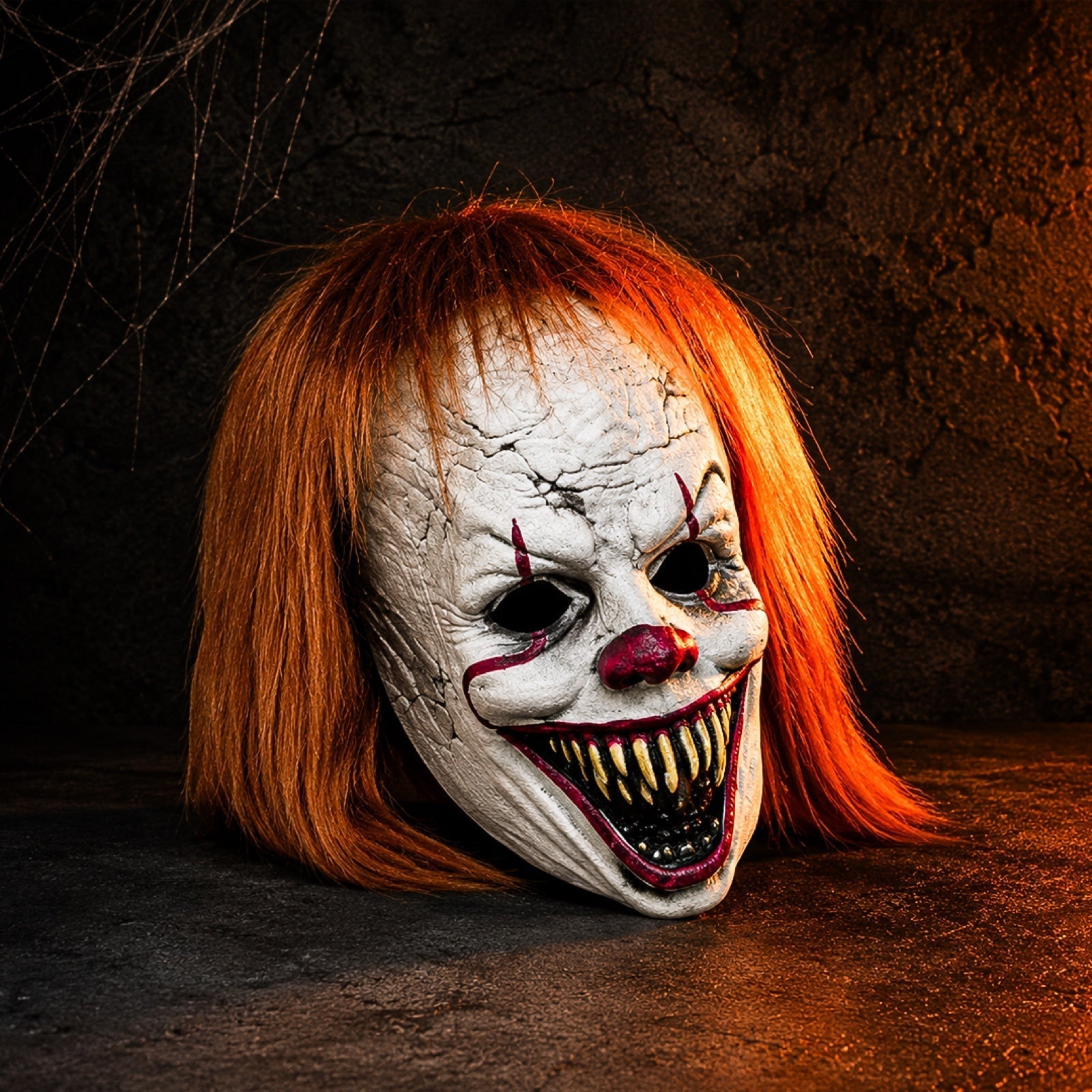 GrimClown – Halloween Clownmaske med Orange Hår og Tænder