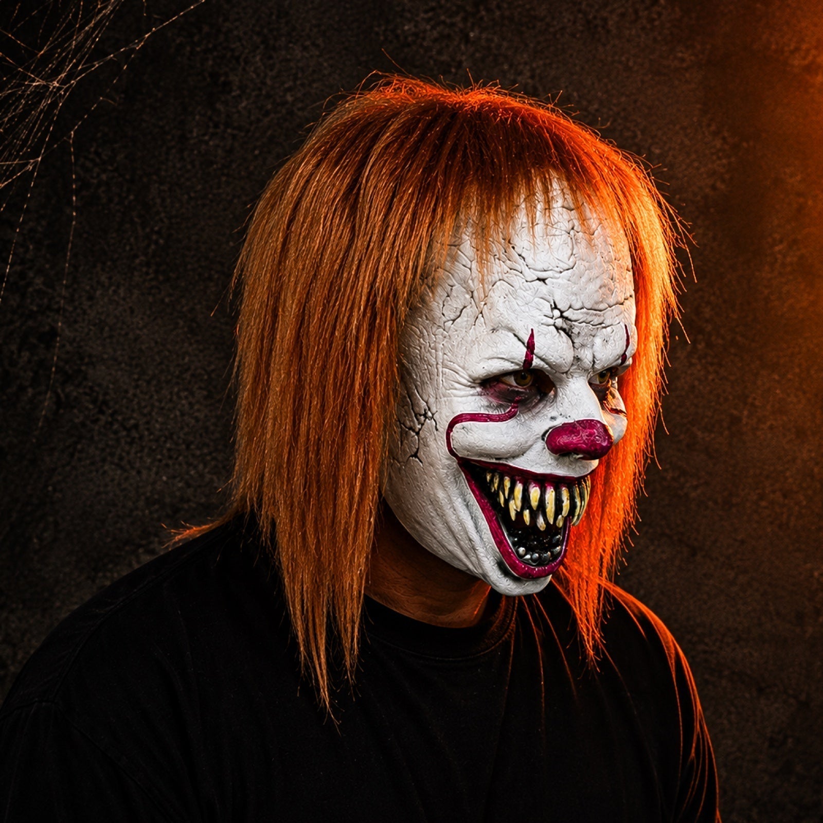GrimClown – Halloween Clownmaske med Orange Hår og Tænder