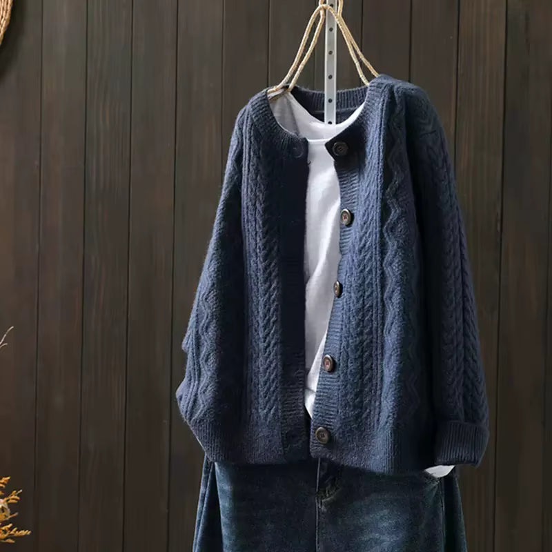 Oversize Cardigan med Ribdetaljer - Knaplukning og Lange Ærmer