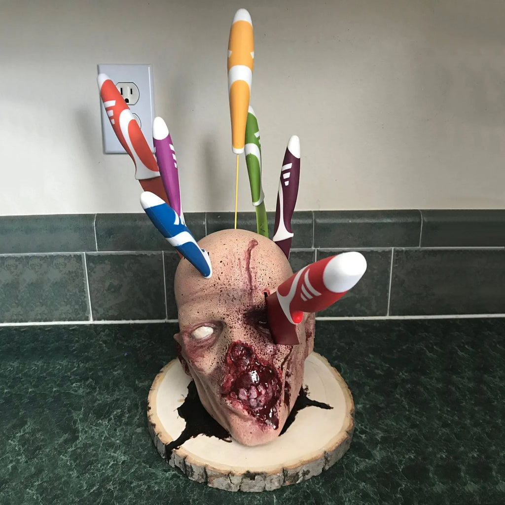 SkullForge – Halloween Kranieholder med Knive