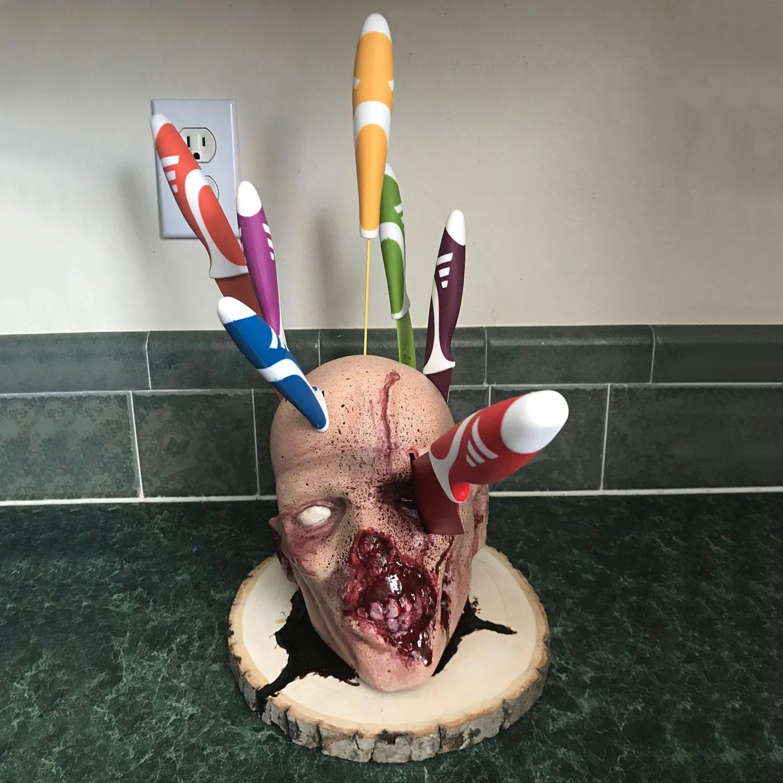 SkullForge – Halloween Kranieholder med Knive