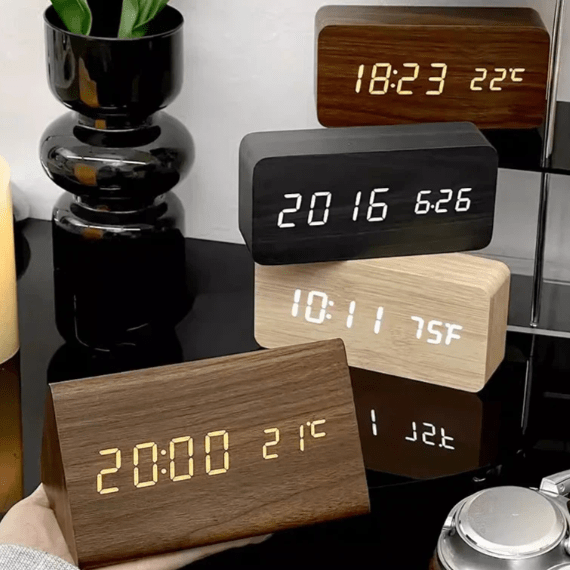 WoodTime LED Vækkeur – Moderne Trædesign