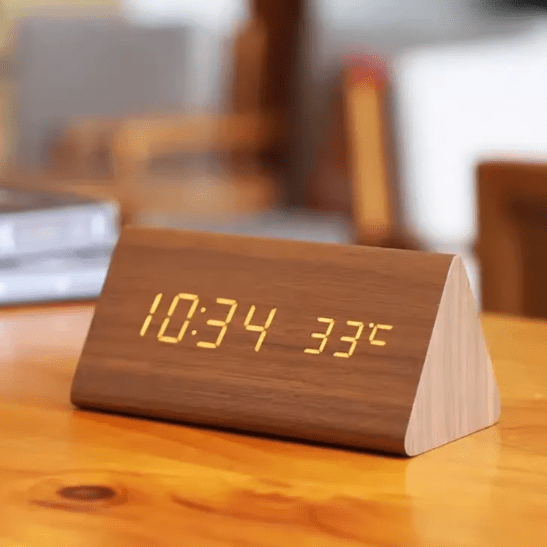 WoodTime LED Vækkeur – Moderne Trædesign
