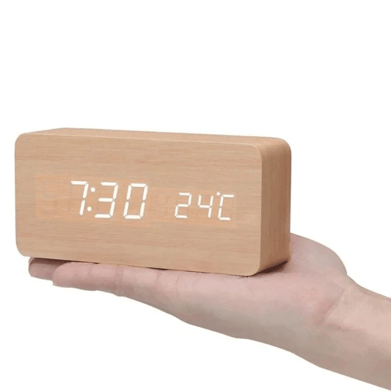 WoodTime LED Vækkeur – Moderne Trædesign Terningformet (af træ)