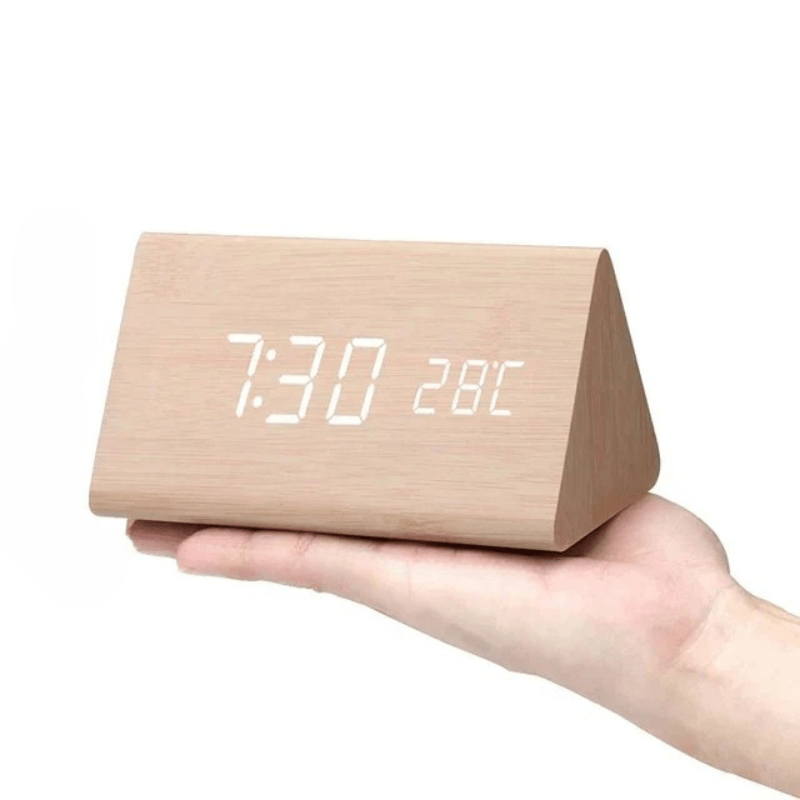 WoodTime LED Vækkeur – Moderne Trædesign Trekantet af træ