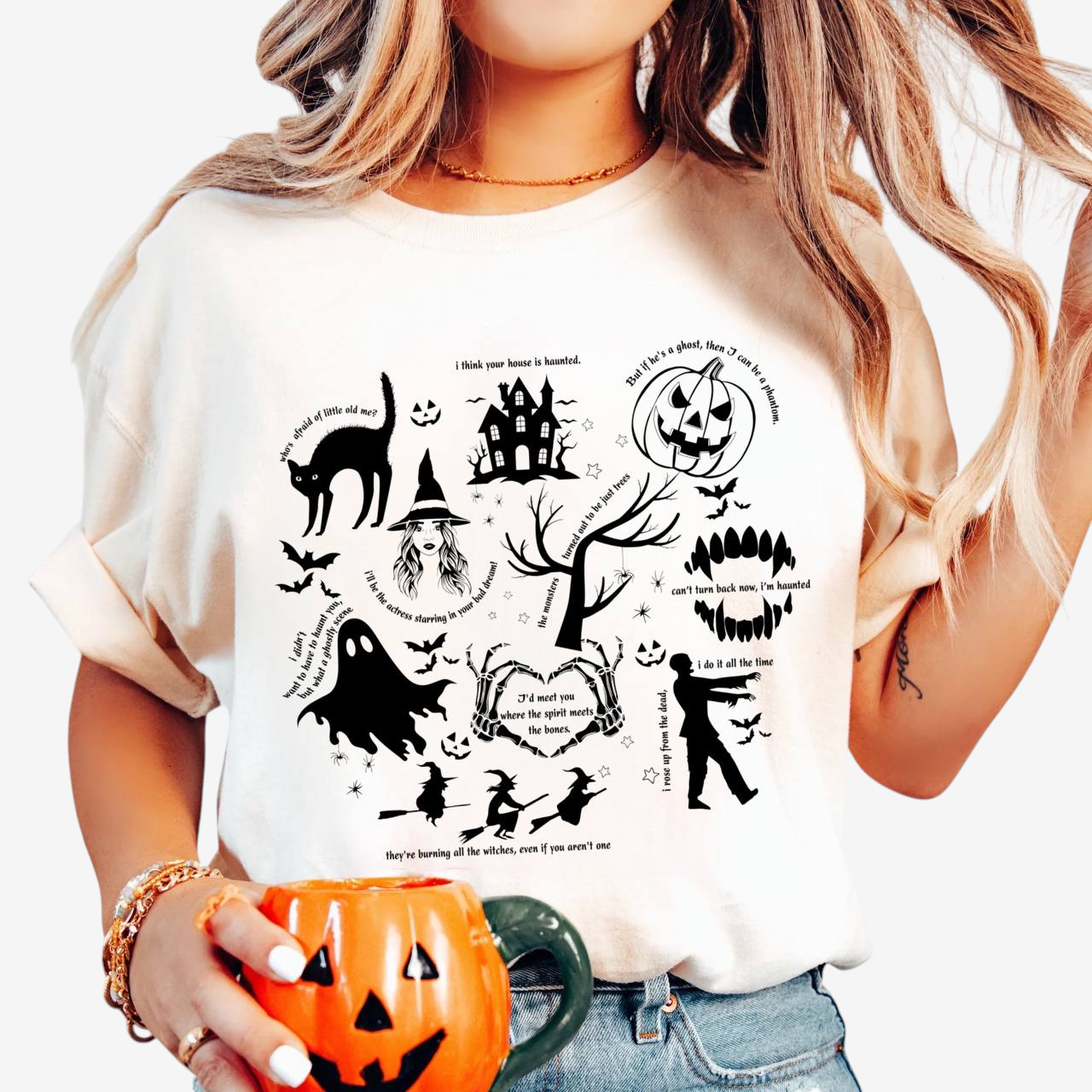 SpookyMuse – Halloween T-shirt til Dame med Grafisk Print Hvid