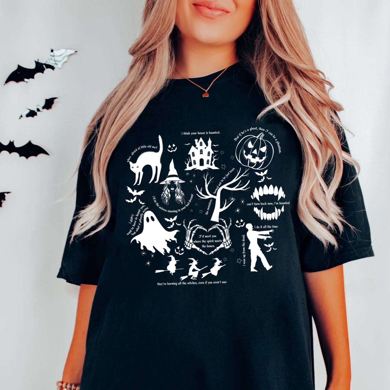 SpookyMuse – Halloween T-shirt til Dame med Grafisk Print