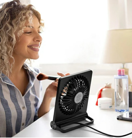 BreezeQuiet Bordventilator – Stilren og Kompakt